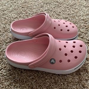 LIGHT PINK CROCS: W:8, M:6